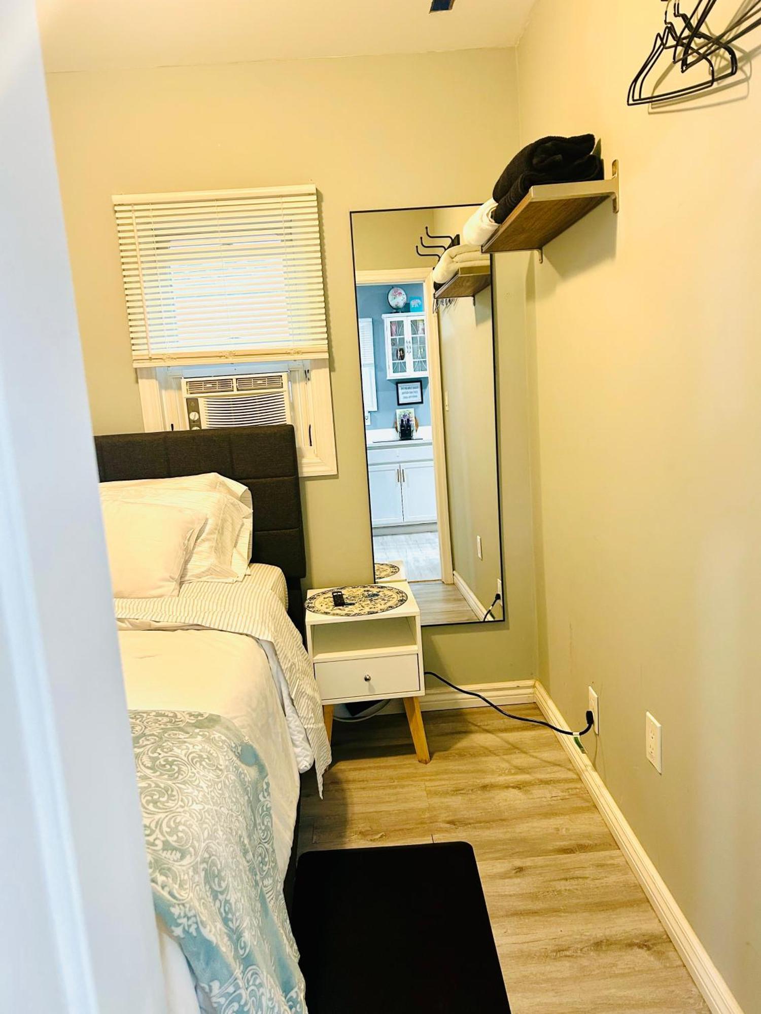 Fancy Studio Private Entrance Selden Exterior foto